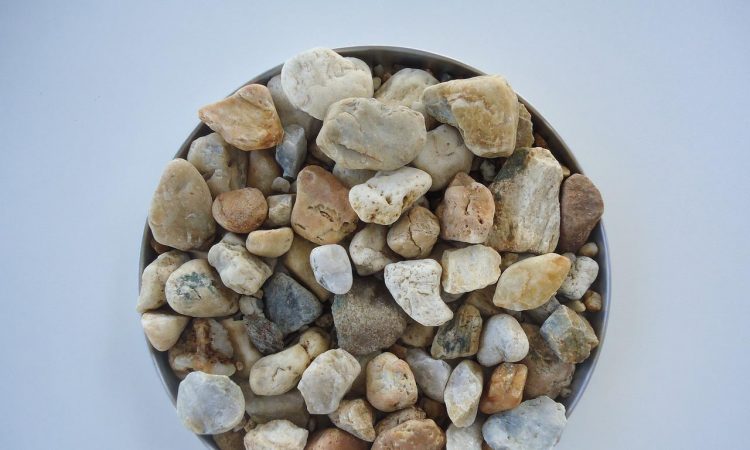 How to decorate garden with pebbles